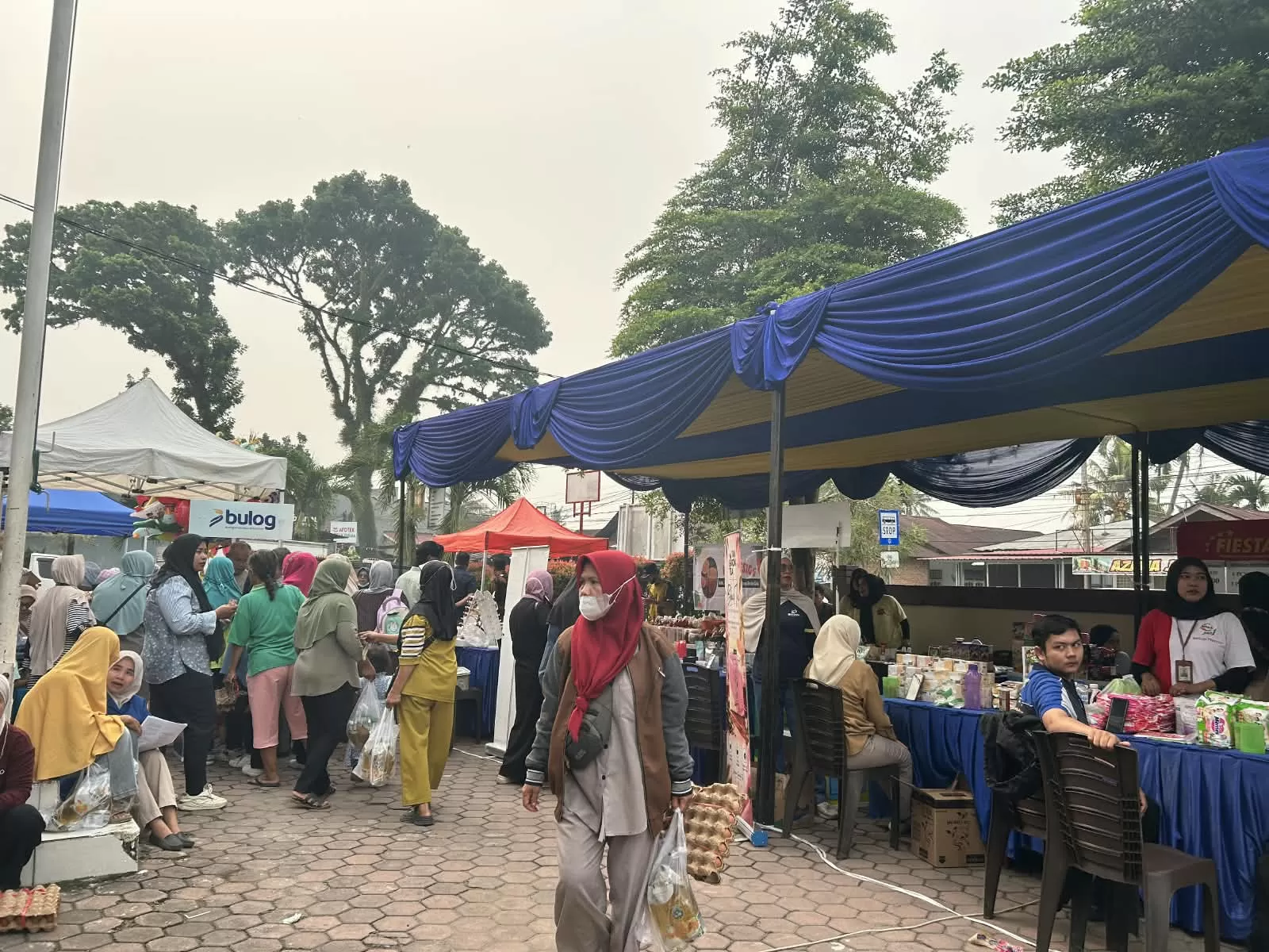 Warga menyerbu Pasar Murah di halaman Kantor Camat Nanggalo, Rabu (14/10/2026). (Foto: Kominfo Padang)
