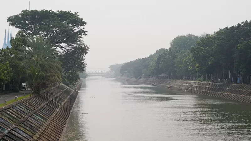 Kondisi Kota Padang  yang diselimuti kabut asap pada Rabu (14/10/2026) membuat pemerintah kota mengalihkan pembelajaran di sekolah menjadi jarak jauh atau daring (Foto: Rafdi Rahmadi/Sumbar Daily)