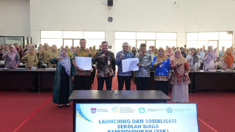 Peluncuran Sekolah Siaga Kependudukan 2026 di Ruang Bagindo Aziz Chan, Balai Kota Padang, pada Kamis (15/10/2026). (Foto: Kominfo Padang)