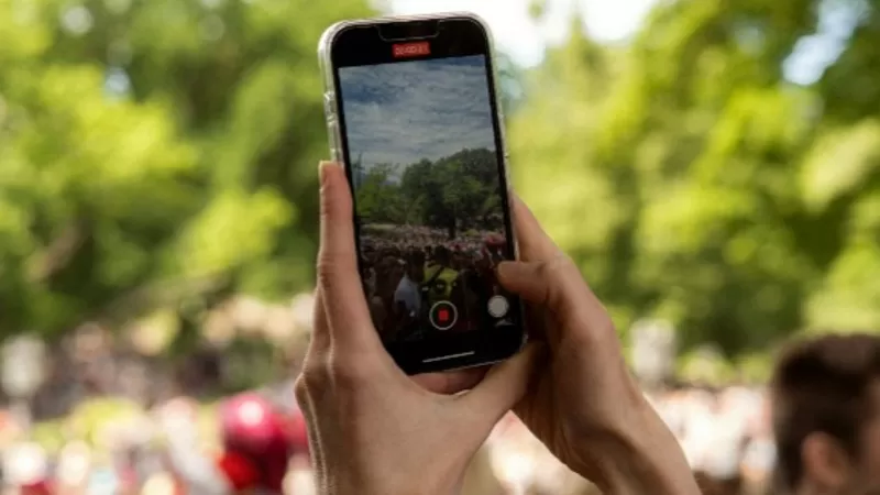 Ilustrasi Mengambil Video (Foto: Unsplash)