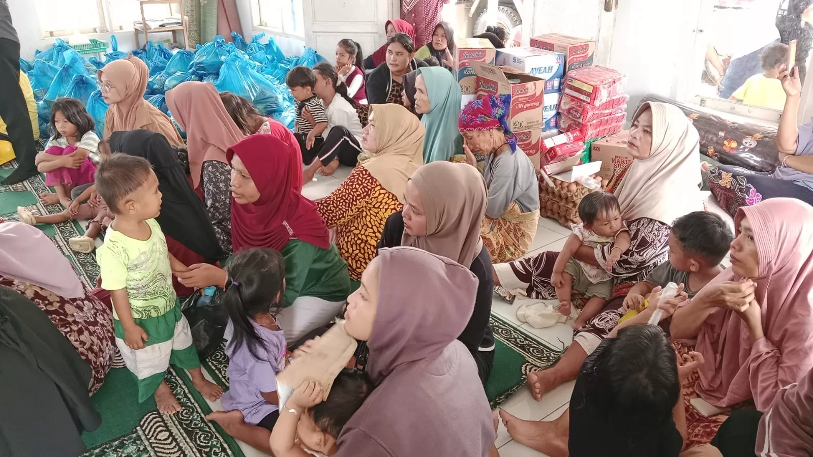 Korban bencana banjir Padang 10 Oktober 2026 terima bantuan (Foto: Kominfo Padang)