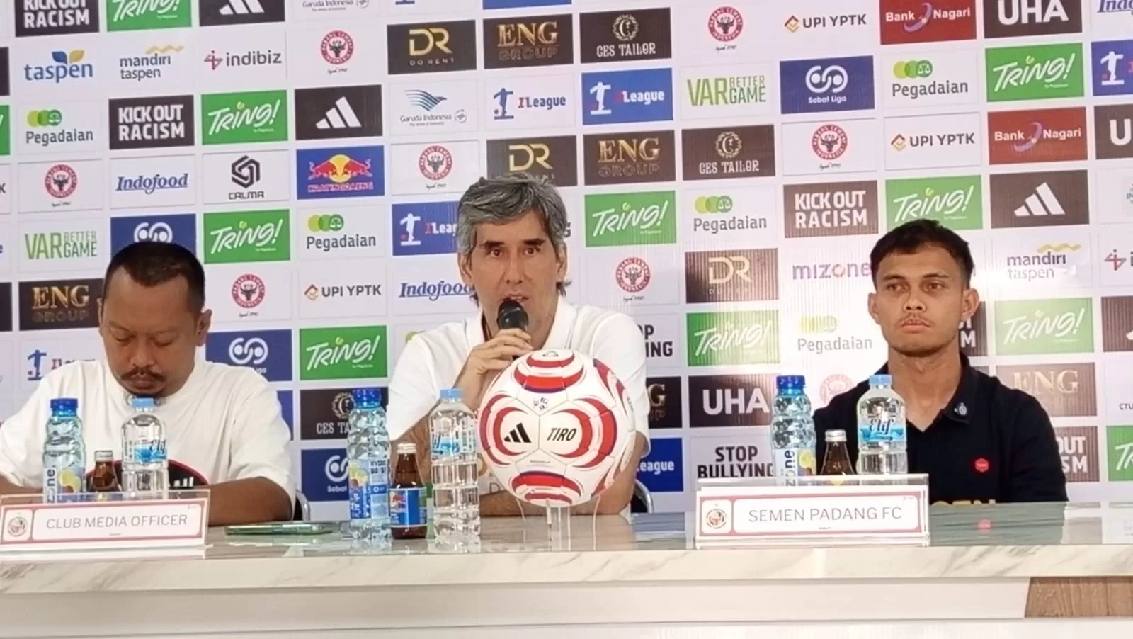 Pelatih Semen Padang FC Teco saat sesi jumpa pers jelang Kabau Sirah kontra PSMS Medan. (Foto: MO Semen Padang FC)