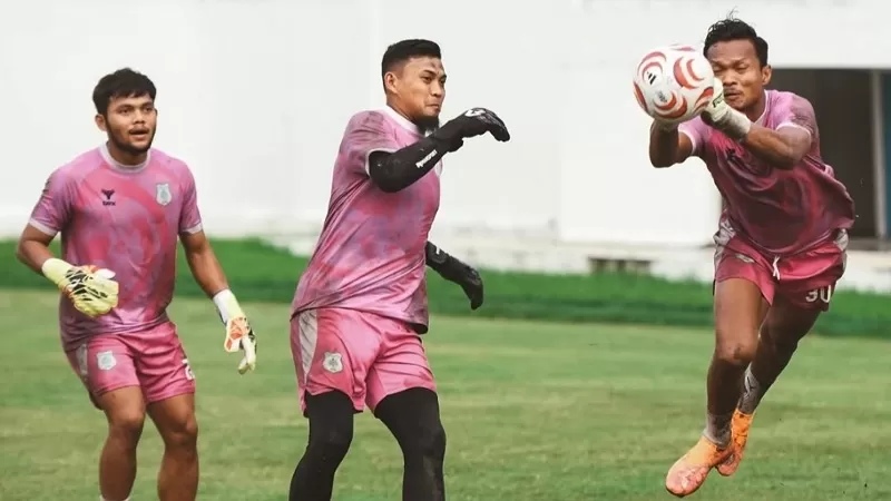 Penjaga gawang PSMS Medan saat sesi latihan jelang menghadapi Semen Padang FC. (Foto: MO PSMS Medan)
