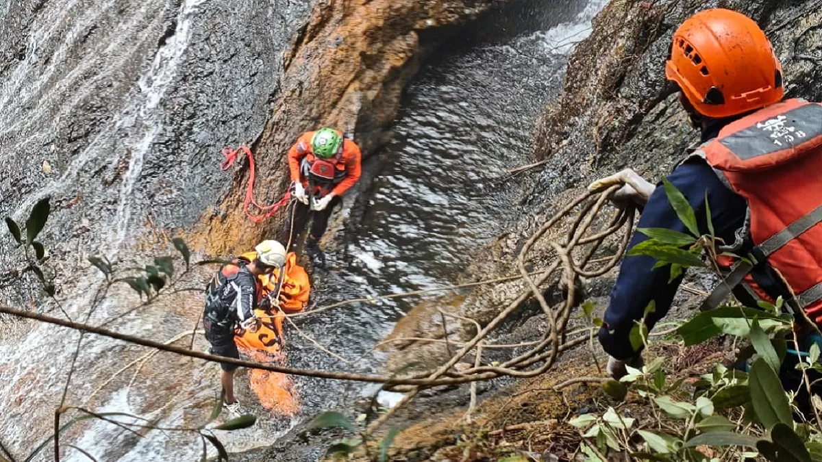 Tim SAR melakukan evakuasi jenazah korban yang dilaporkan terjatuh dan diduga hanyut di Air Terjun Robo, Nagari Harau, Kecamatan Harau, dalam kondisi meninggal dunia. (Foto: SAR)