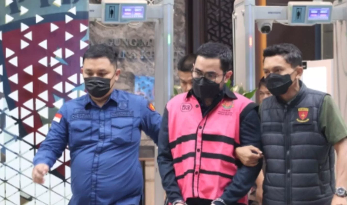 DS digiring petugas Kejagung menuju mobil tahanan setelah ditetapkan sebagai tersangka kasus dugaan korupsi nikel. (Foto: Threads)