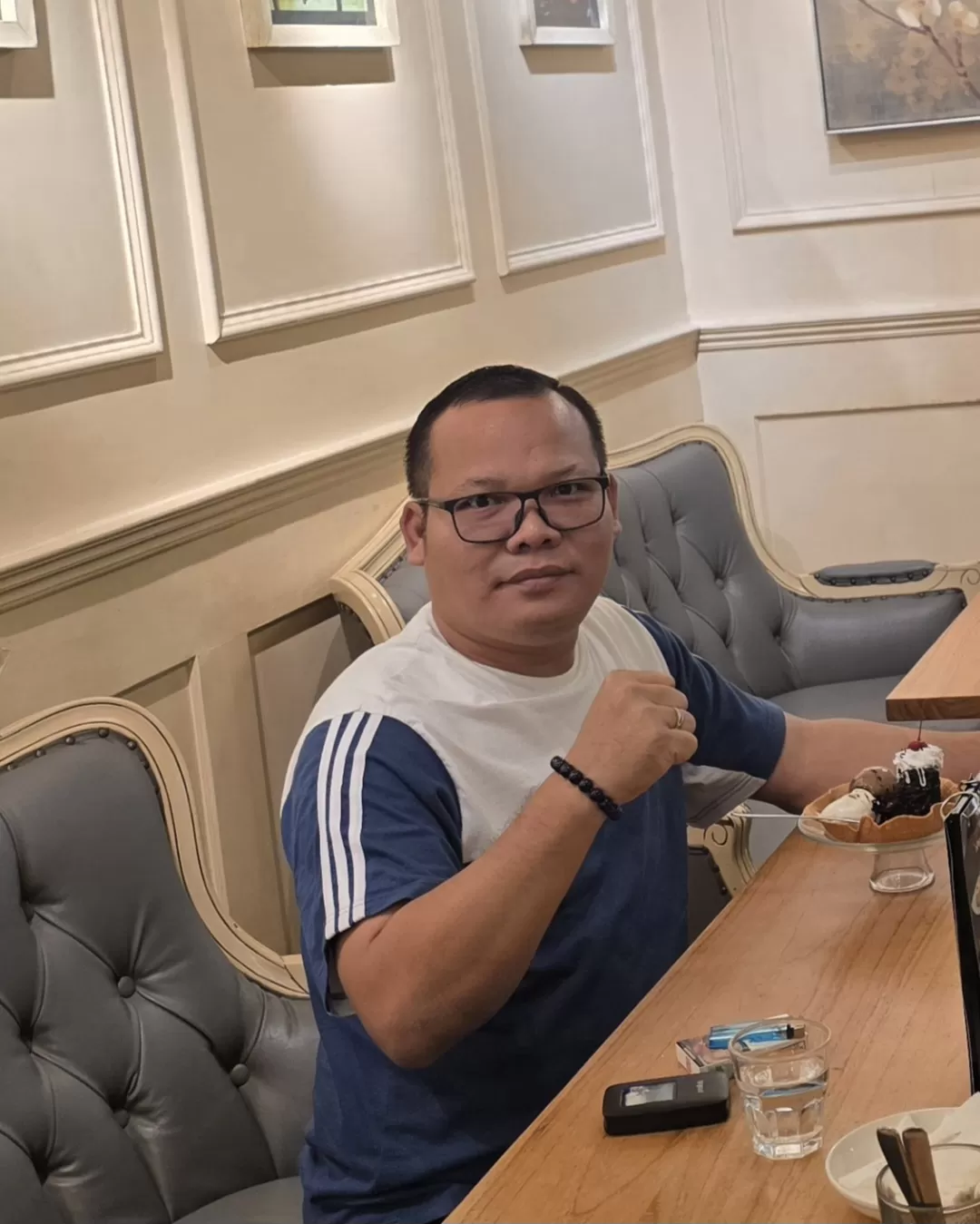 Edison Marbun, Sekretaris jenderal Satgas inti prabowo, saat berbincang bersama disalah satu Kaffe di jakarta. (Lie) 