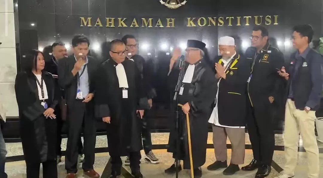 Hakim MK Saldi Isra mengungkap waktu terbit surat keterangan penyetaraan pendidikan Gibran dalam sidang perkara di Mahkamah Konstitusi. (YouTube/ Langkah Update)