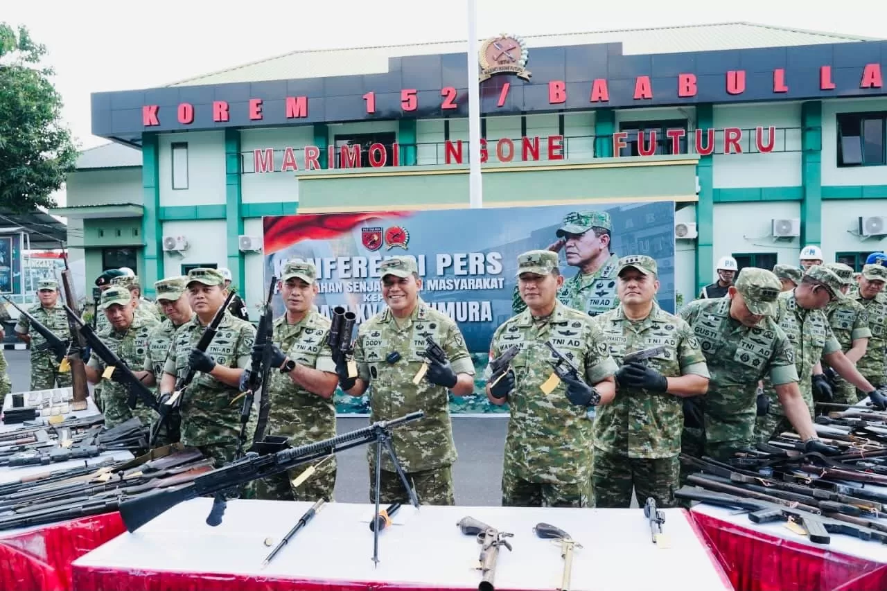 Penyerahan tersebut dipimpin Pangdam XV/Pattimura Mayjen TNI Dody Triwinarto didampingi Danrem 152/Baabullah beserta jajaran PJU Kodam XV/Pattimura. Prajurit jajaran Korem 152/Baabullah.(foto/Ist/Doc)
