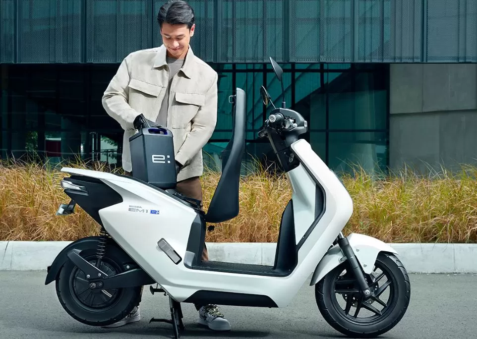 Honda EM1 e merupakan motor listrik Honda yang memiliki kecepatan maksimal 45 km/jam dan jarak tempuh tersertifikasi 41,1 kilometer. (Astra Honda)