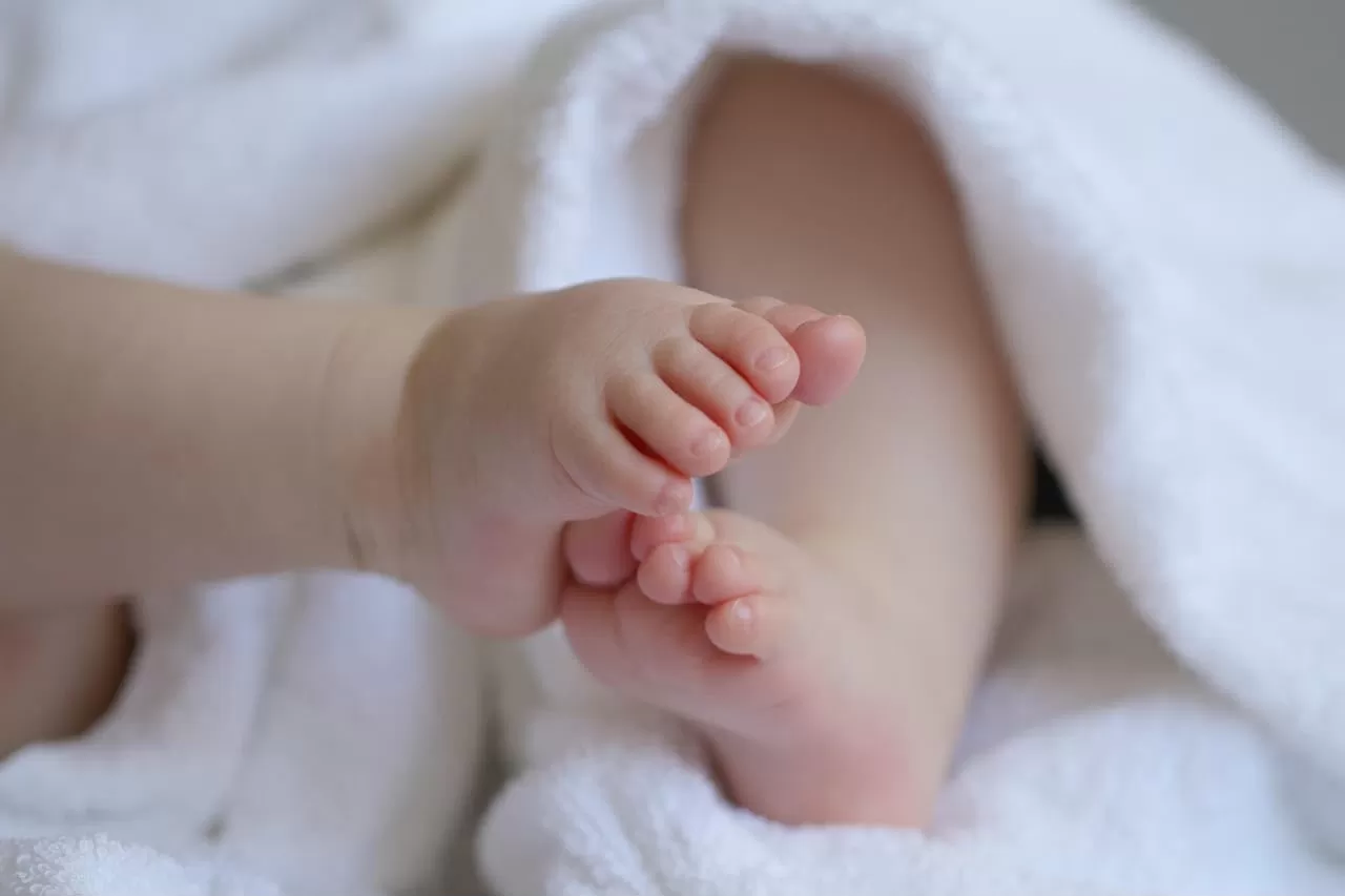 Ilustrasi bayi perempuan berusia 1 tahun yang meninggal dunia setelah diduga dianiaya ayah tirinya di Cakung (pixabay).