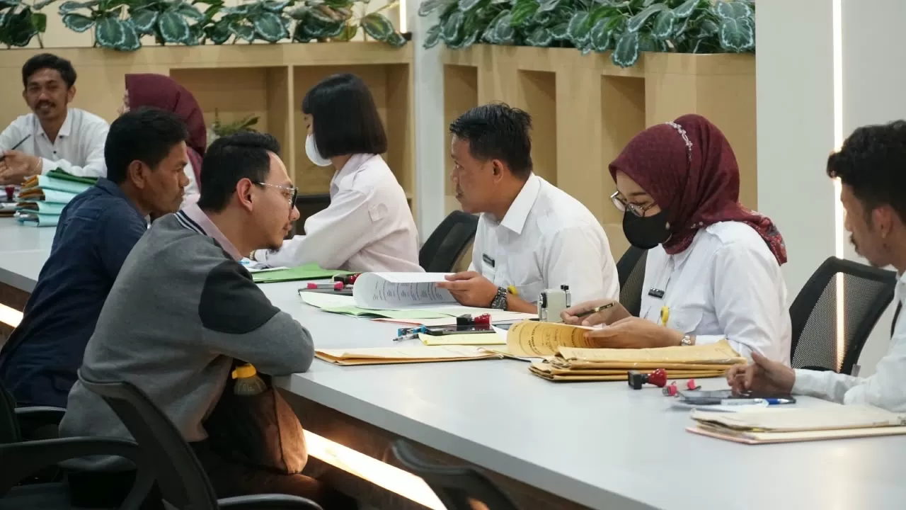 masyarakat yang mengajukan pendaftaran tanah untuk pertama kali, langkah pengukuran bidang tanah adalah salah satu langkah awal yang harus dilalui.(foto/ATR/BPN) 