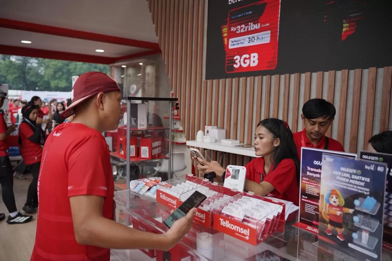 *Caption Foto:* Aktivitas pekerja Telkomsel. Penurunan harga saham PT GoTo Gojek Tokopedia Tbk (GOTO) membuat nilai investasi Telkomsel menyusut tajam. Foto Telkomsel