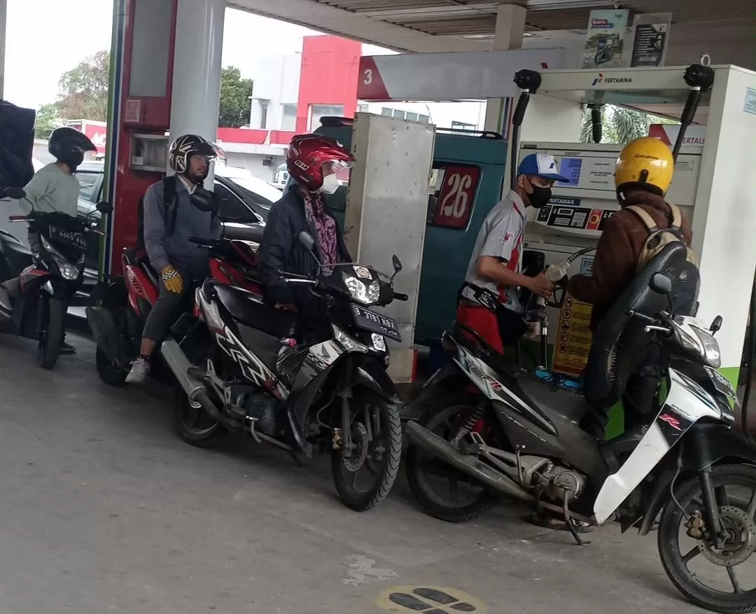 Ilustrasi petugas mengisi BBM jenis Pertalite di salah satu SPBU Pertamina di kawasan Kuningan, Jakarta (maps/ SPBU Kuningan, Jakarta).