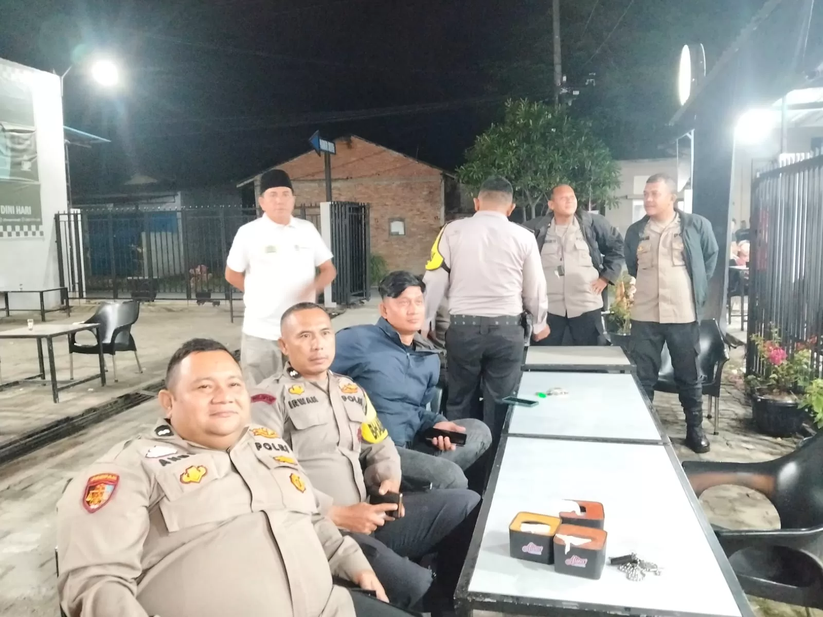 Personel Polsek Hamparan perak nobar bersama masyarakat. (Foto/Lie) 