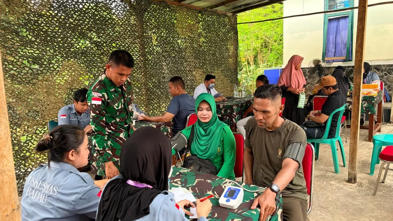 Kegiatan Donor darah bagi ibu persit dan masyarakat.(Sumber: Satgas Yonarmed 13/Nanggala/1/1 Kostrad) 
