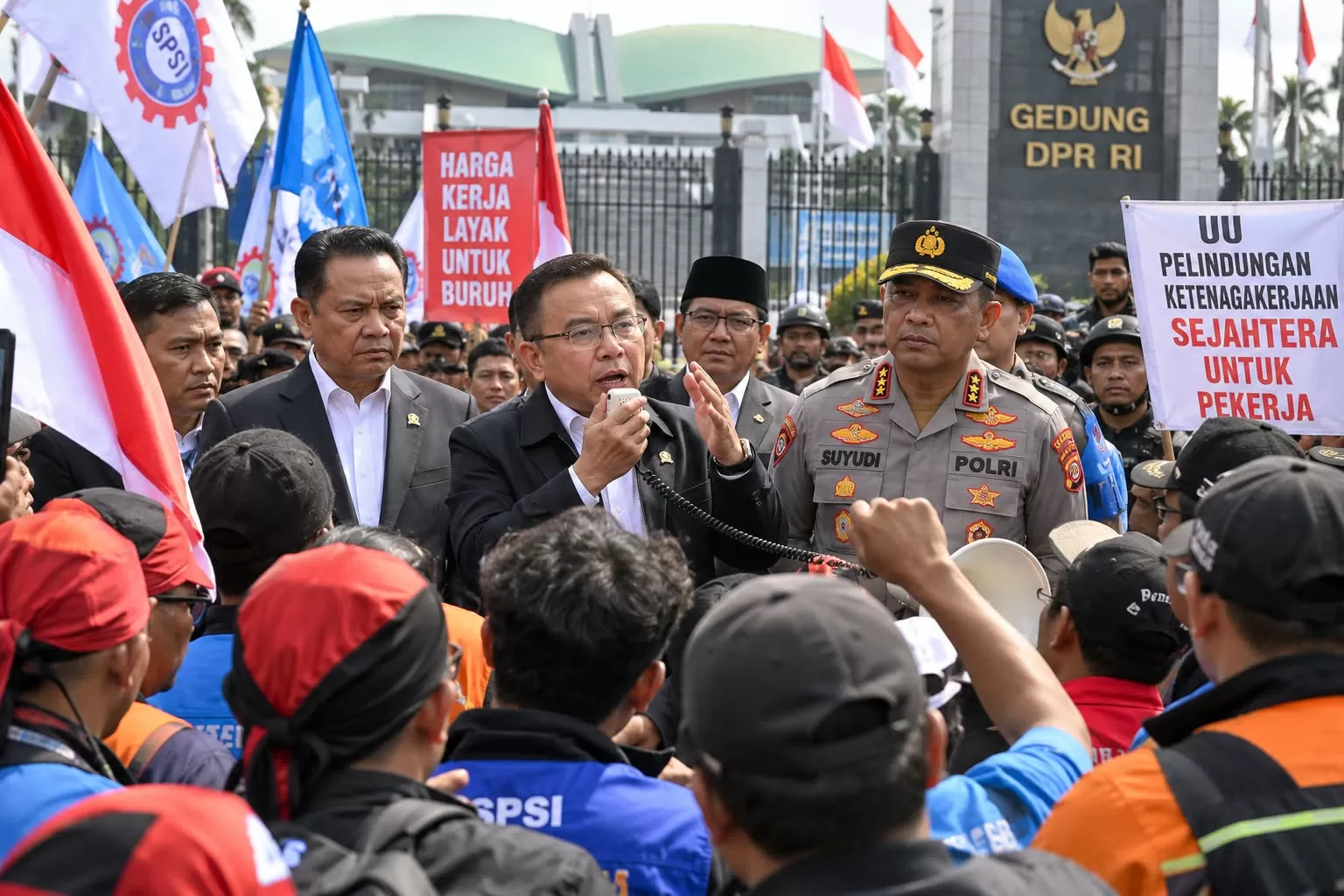 Wakil Ketua DPR RI Sufmi Dasco Ahmad menemui langsung massa buruh yang menggelar aksi di depan Gedung DPR RI, Jakarta, Selasa (6/10/2026), (foto/Ist/doc/gpt) 