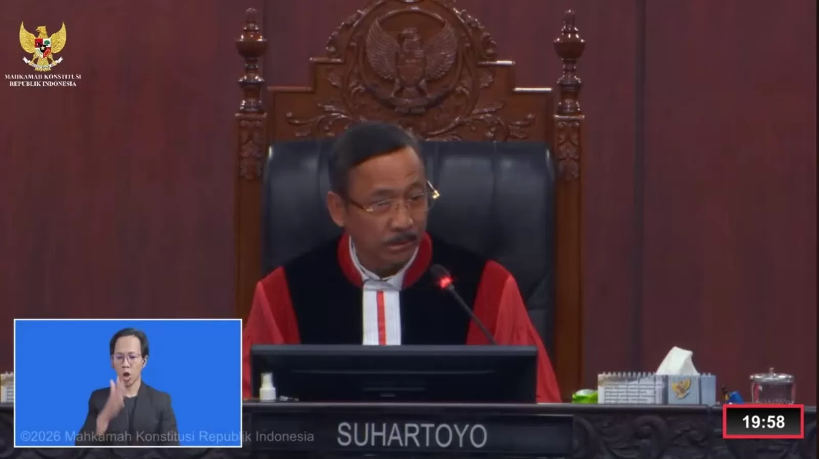 Mahkamah Konstitusi memutuskan gugatan sengketa syarat pendidikan pencalonan Gibran Rakabuming Raka tidak dapat diterima (YouTube/ @mahkamahkonatitusi)