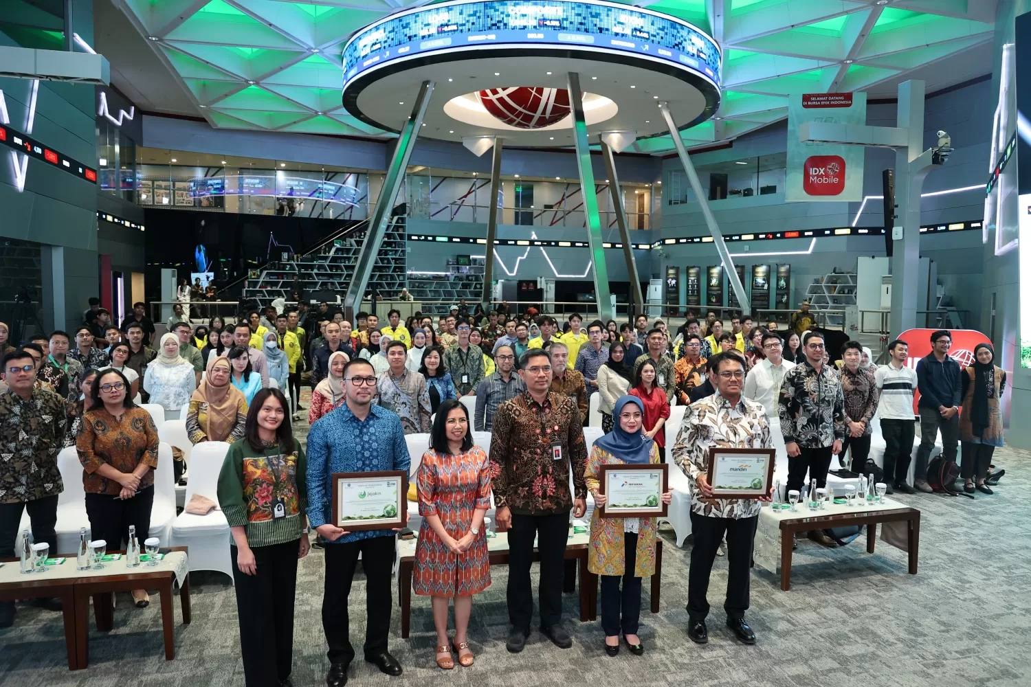 Caption: Satu kegiatan di lantai Bursa Efek Indonesia. Vietnam kini sejajar dengan Indonesia dalam klasifikasi pasar saham FTSE Russell setelah naik dari kategori. (IDX)