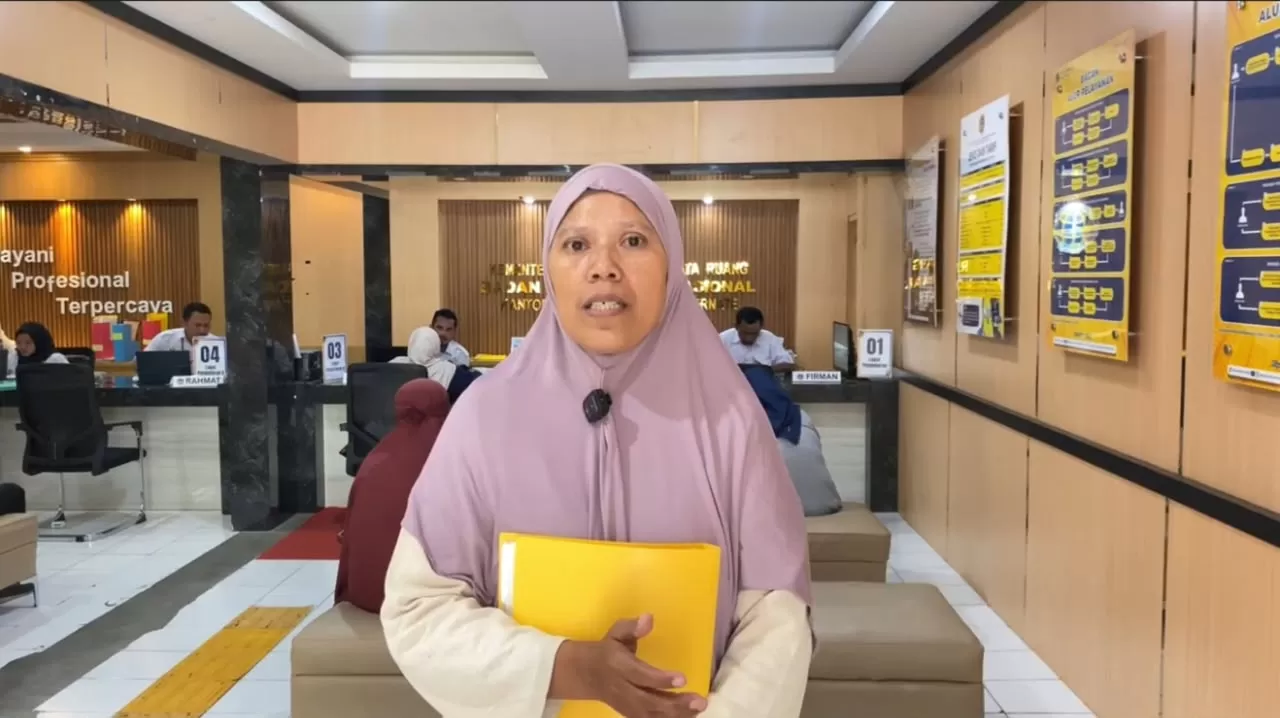 masyarakat kini bisa mengetahui jadwal pasti sejak awal sehingga bisa menyesuaikannya dengan kegiatan sehari-hari. Kemudahan itu dirasakan Ratna S. Husain, warga Kota Ternate, (foto/ist) 