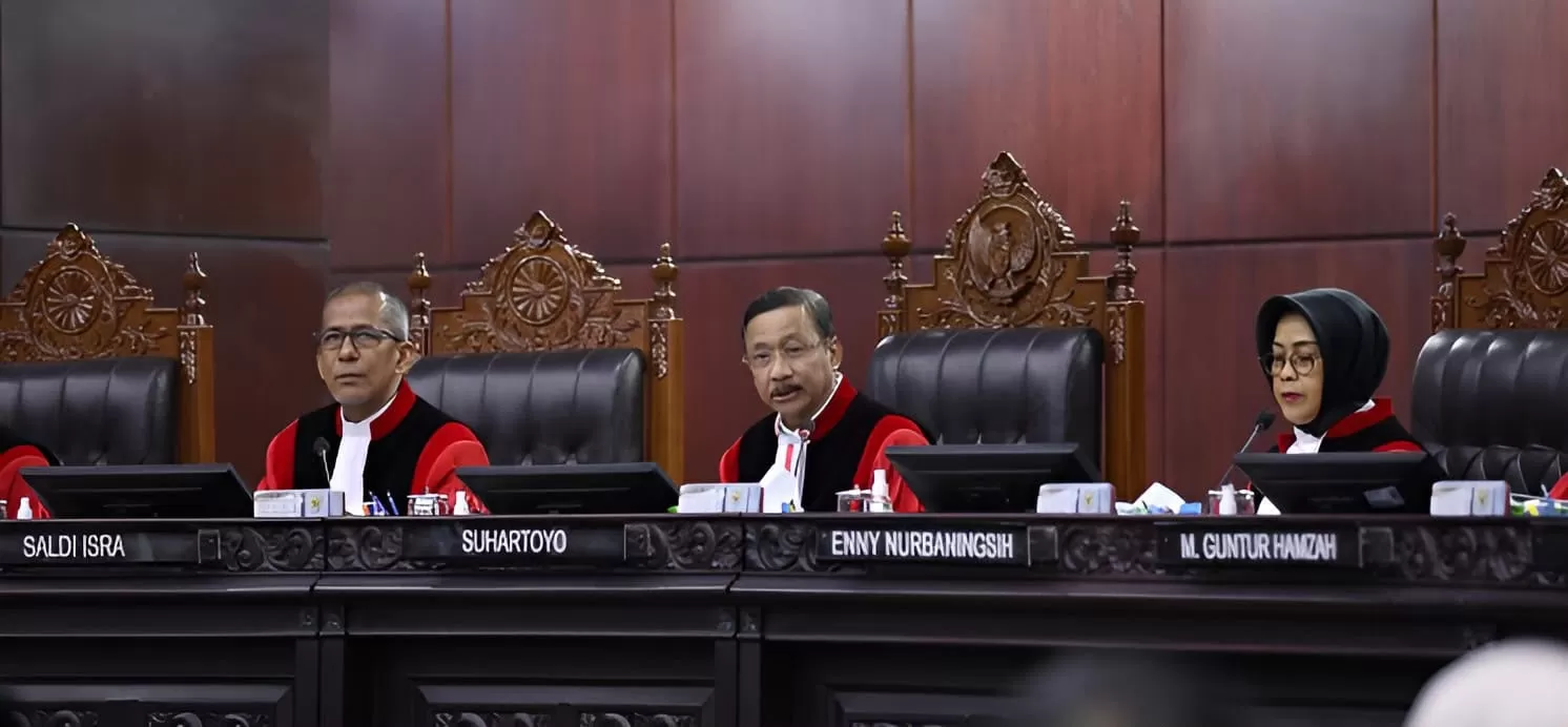 Sembilan hakim Mahkamah Konstitusi saat menangani perkara gugatan terkait ijazah Wakil Presiden Gibran Rakabuming Raka (web/mahkamah konstitusi). (Promedia)