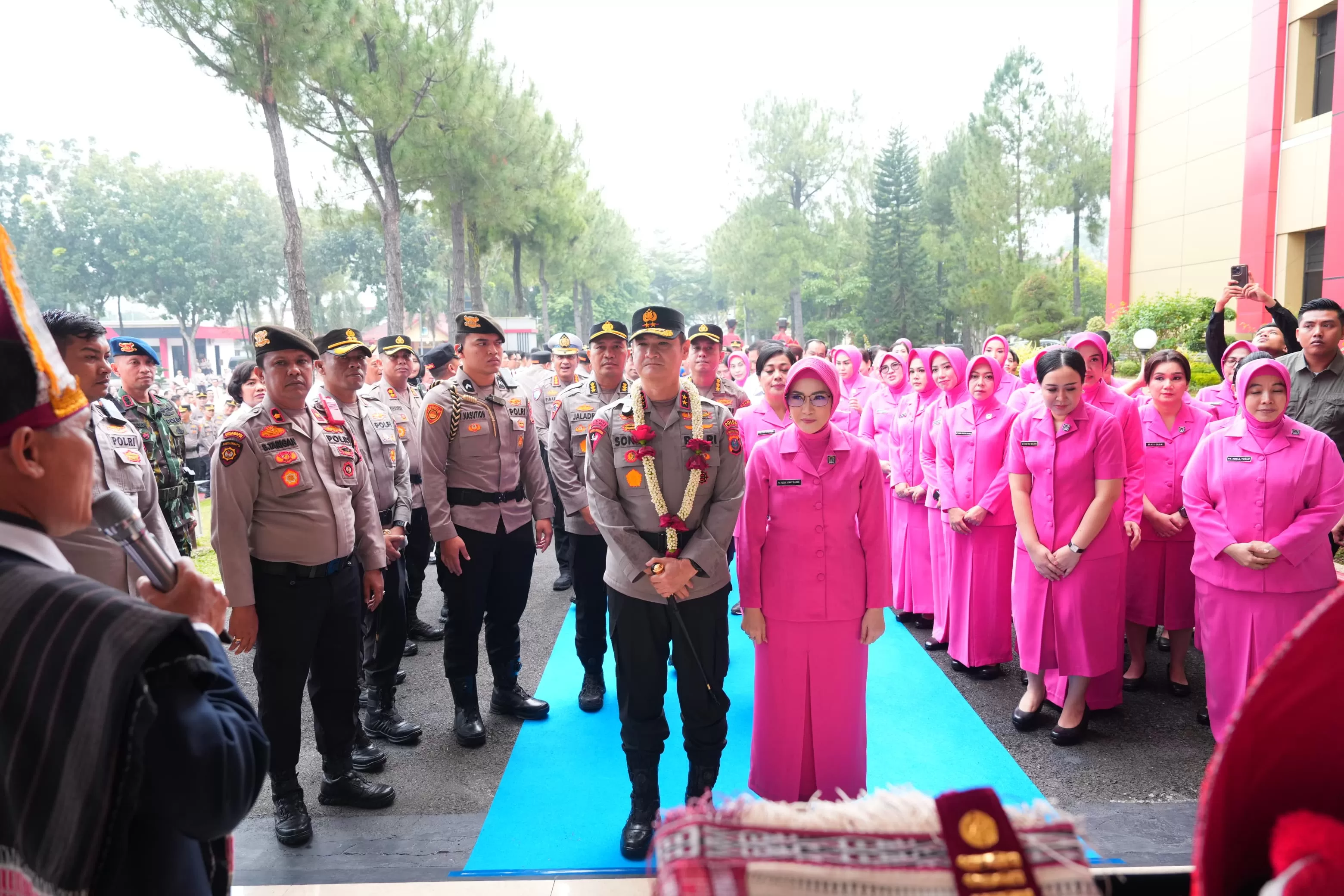 Kapolda Sumatera Utara yang baru, Irjen Pol. Sonny Irawan, S.I.K., M.H., mendapat sambutan adat dan penghormatan jajar saat tiba di Mapolda Sumut, Kamis pagi (8/10/2026),(foto/Ist/Lie/Promedia)  (Lie/Promedia)