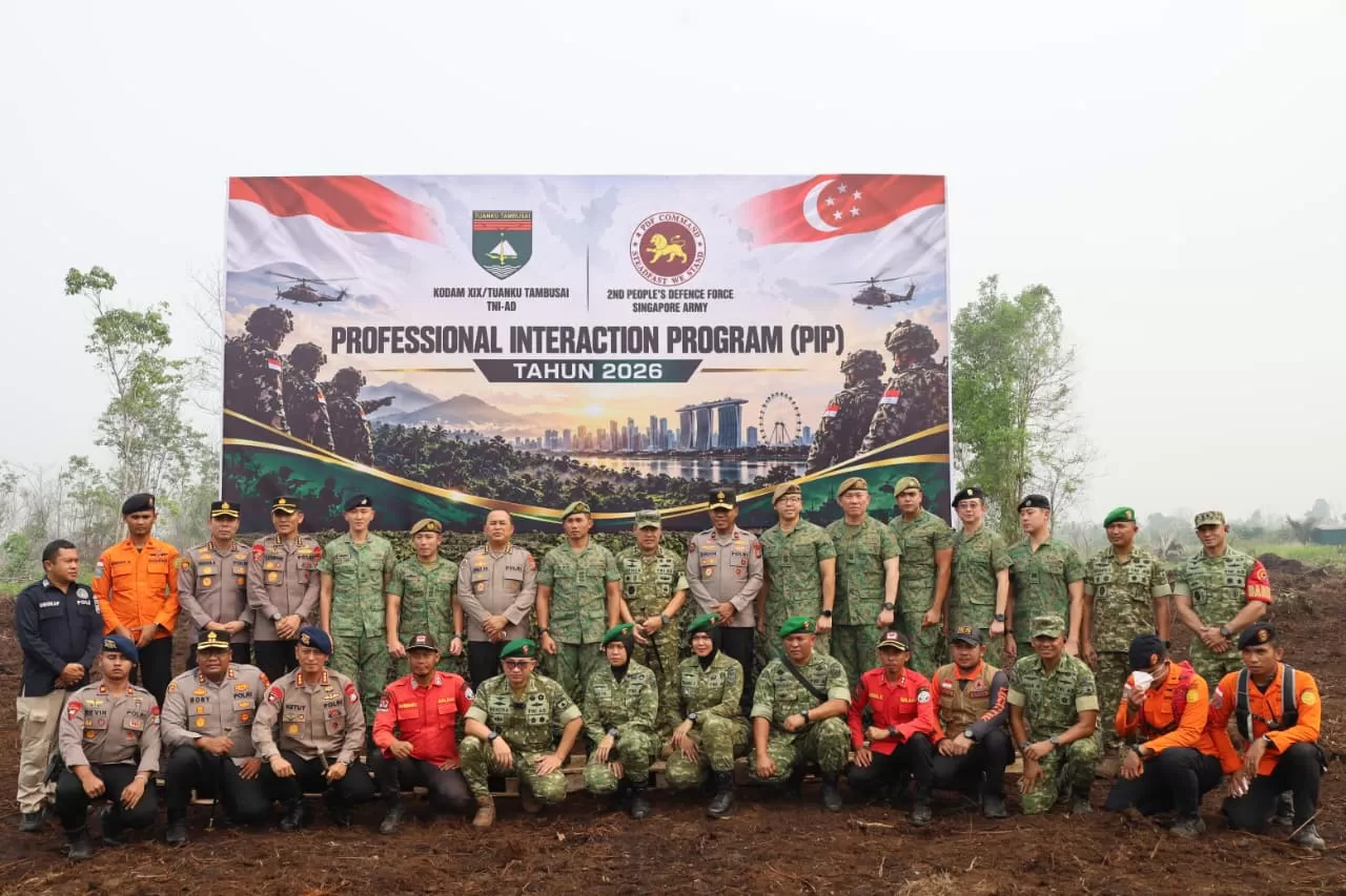 Pangdam XIX/Tuanku Tambusai Mayjen TNI Dr. Agus Hadi Waluyo, S.A.P., M.M., CHRMP meninjau bersama Delegasi 2nd People&rsquo;s Defence Force (2PDF) Singapore Army. (Foto/Ist)  (Lie/Promedia)