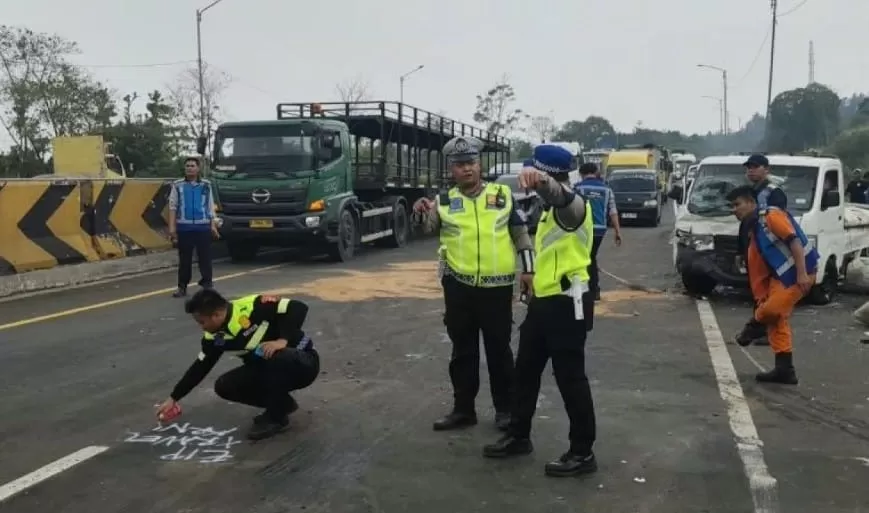 Polisi menangani kecelakaan di Tol Cipularang / Foto Tribratanews Polda Jawa Barat (Lie/Promedia)