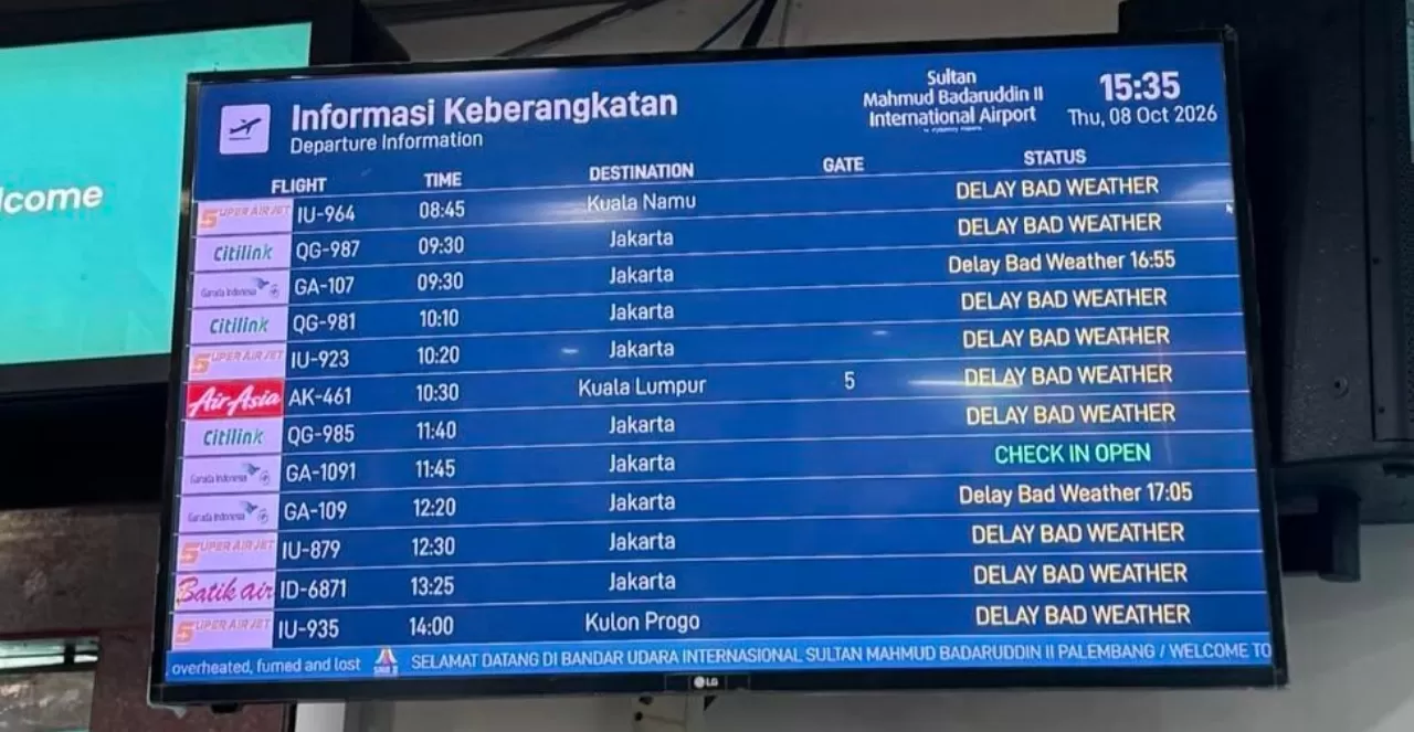 Pesawat delay akibat kabut asap di Palembang. (Threads/hevarafa) (Lie/Pro media)