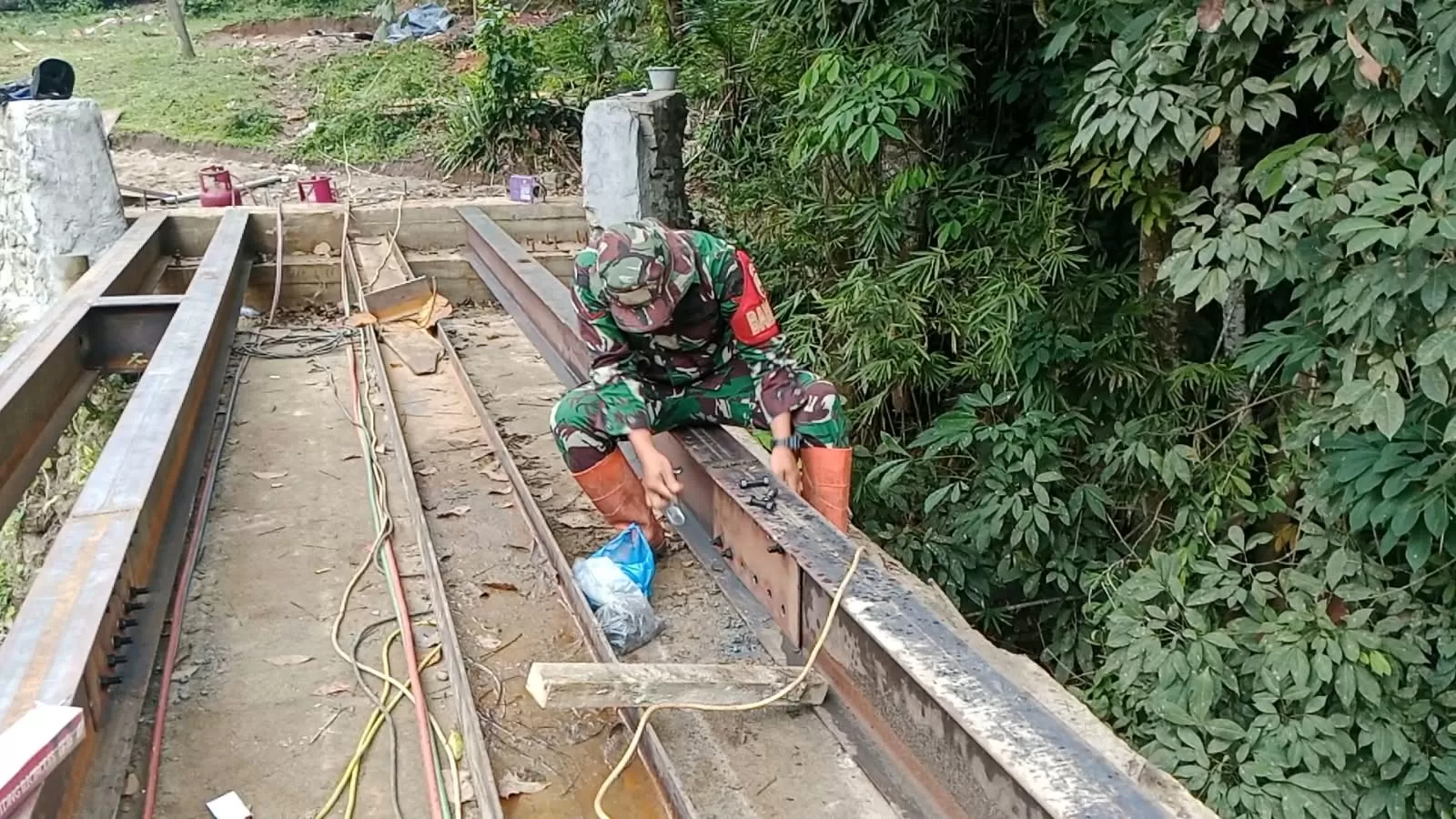 Pembangunan Jembatan Beton Bah Boluk yang menghubungkan Huta IV Tomuan, Nagori Bahal Batu, Kecamatan Huta Bayu Raja, dengan Huta VI Boluk Jaya, Nagori Boluk, Kecamatan Bosar Maligas, Kabupaten Simalun (Lie/Promedia)
