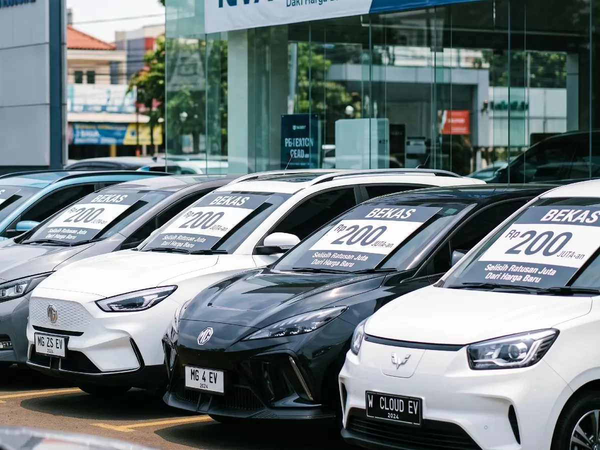 Harga mobil listrik bekas turun ratusan juta, Nissan Leaf hingga Hyundai Kona jadi sorotan. (Ilustrasi AI/NKRI24Jam)