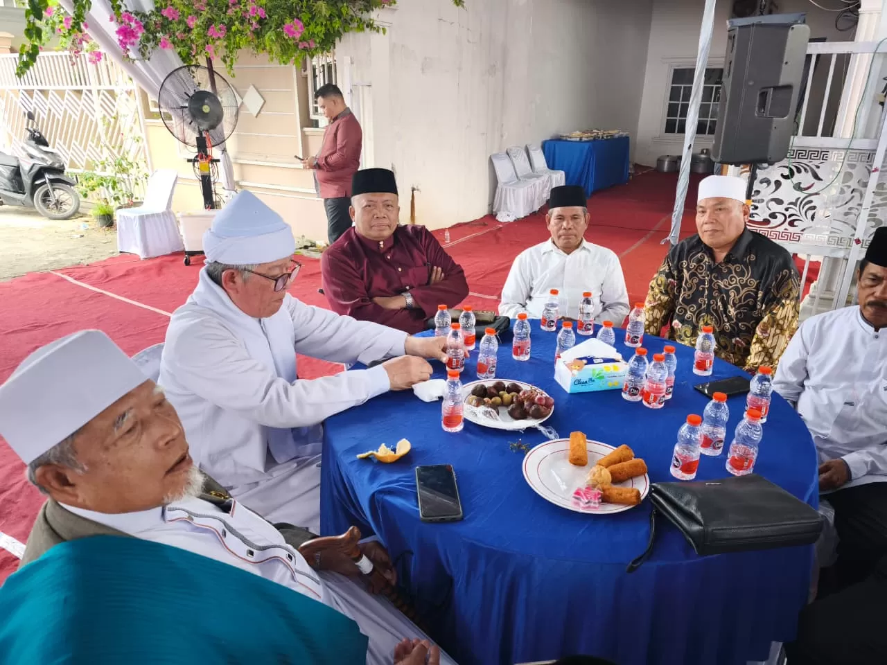 Ketua Ikatan Sarjana Melayu Indonesia (ISMI) Provinsi Sumatera Utara, Prof. Dr. H. Nisful Khairi, M.Ag., menghadiri undangan H.M. Ali Umri, S.H., M.Kn., dalam acara syukuran Walimatul Aqiqah cucunya,  (Lie/Promedis)