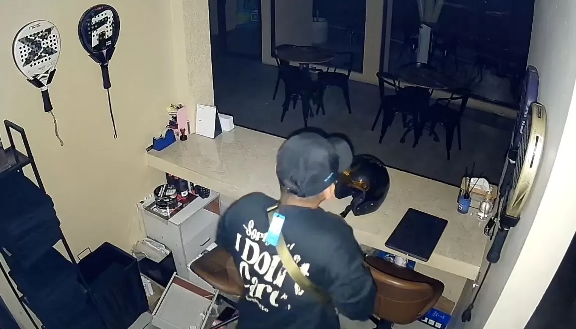 Potongan rekaman CCTV yang dibagikan Coach Justin setelah KOCI Padel House di Dharmawangsa diduga mengalami pencurian sejumlah barang elektronik. (YouTube Justin Lahksana) (Lie/Promedia)
