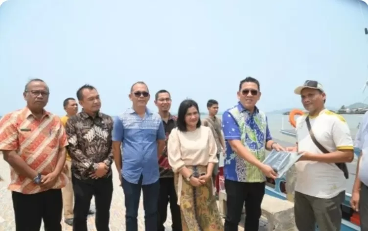 Lima kelompok nelayan di Kota Sibolga menerima bantuan kapal penangkap ikan berkapasitas 5 Gross Tonnage (GT) beserta alat penangkapan ikan dari Pemerintah Provinsi Sumatera Utara (Pemprov Sumut).  (Lie)