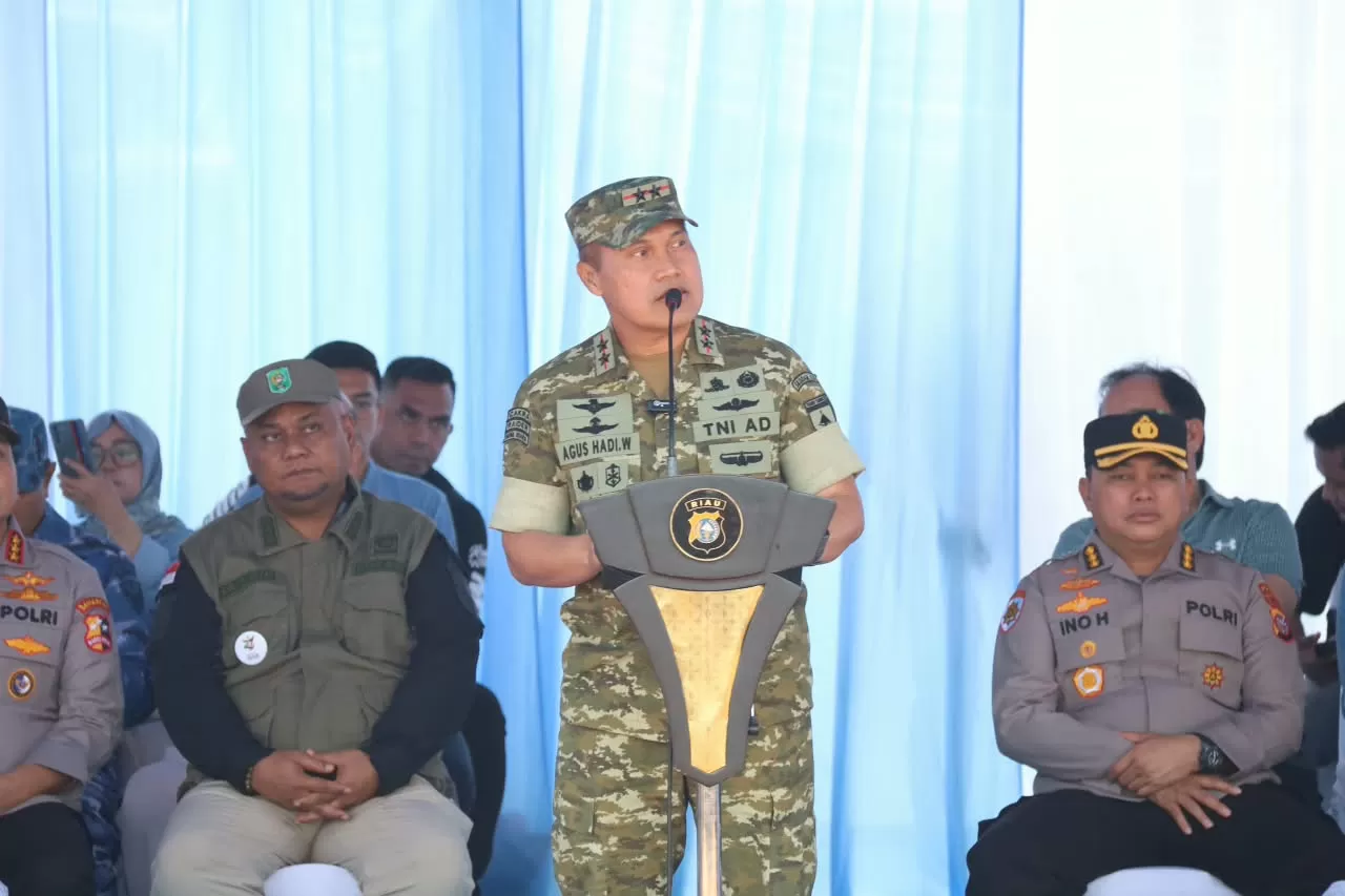 Pangdam XIX/Tuanku Tambusai Mayjen TNI Dr. Agus Hadi Waluyo, S.A.P., M.M., CHRMP, bersama Kabaharkam Polri Komjen Pol. Herry Heryawan, S.I.K., M.H., M.Hum., dan unsur pemerintah daerah menanam 20.000  (Lie/Promedia)