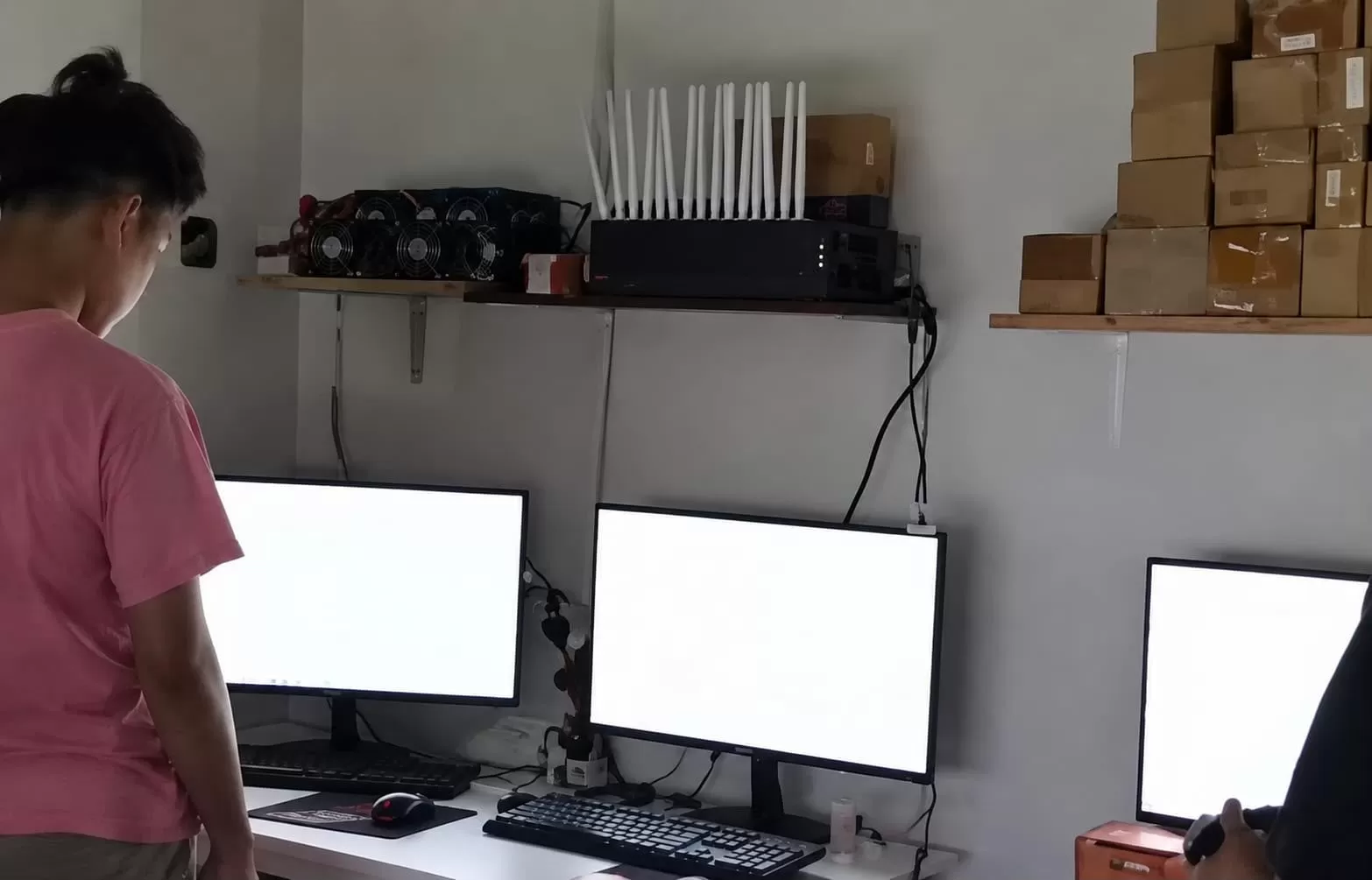 Rumah dinas TNI di kompleks KPAD Cijantung yang diduga dijadikan lokasi aktivitas judi online dan kini diperiksa aparat (Ig/badanperwakilannetizen). (Lie/Promedia)