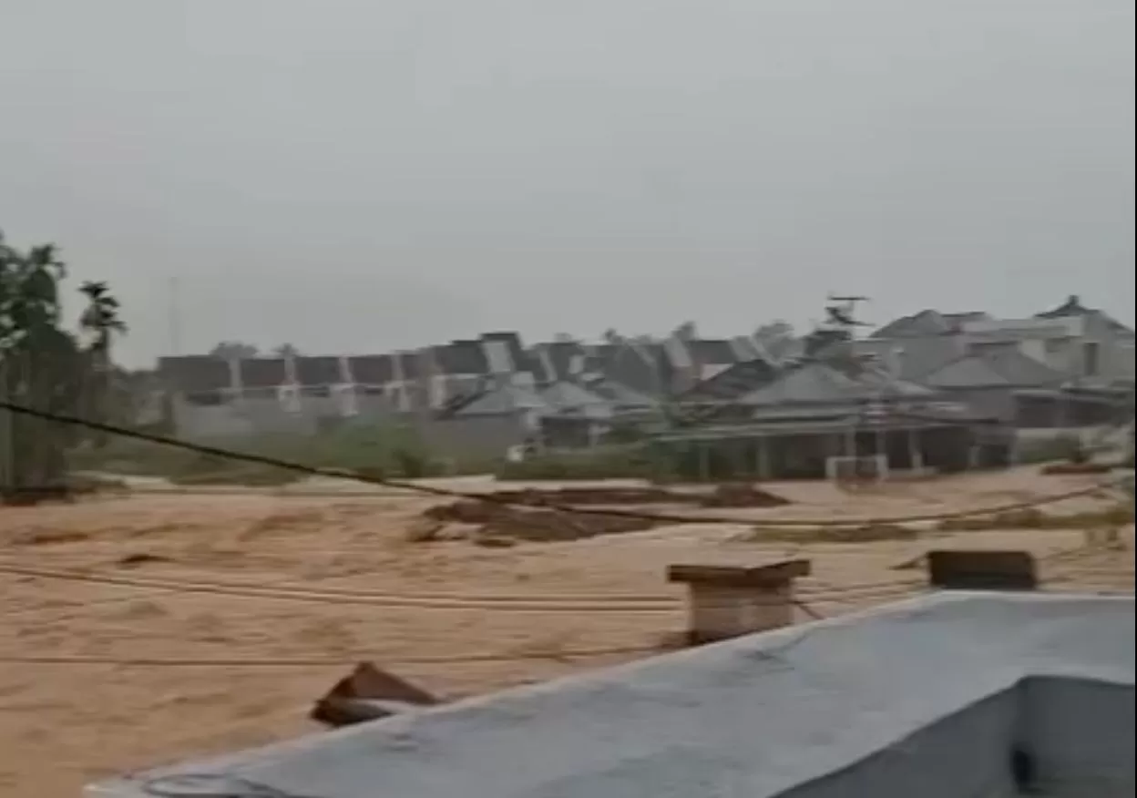 Kondisi banjir yang merendam permukiman warga di kawasan Lubuk Minturun, Kota Padang, setelah hujan deras memicu luapan sungai pada Sabtu (10/10/2026). (Foto: Tangkapan layar Threads) (Lie/Promedia)