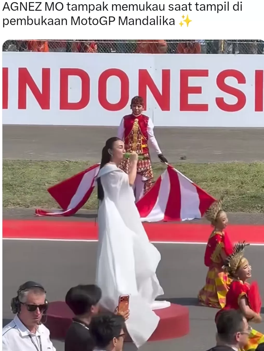 Keterangan foto: AGNEZ MO tampil di panggung pembukaan MotoGP Mandalika. Foto/video: Instagram @Agnez Hugo Fans. (Lie/Promedia)