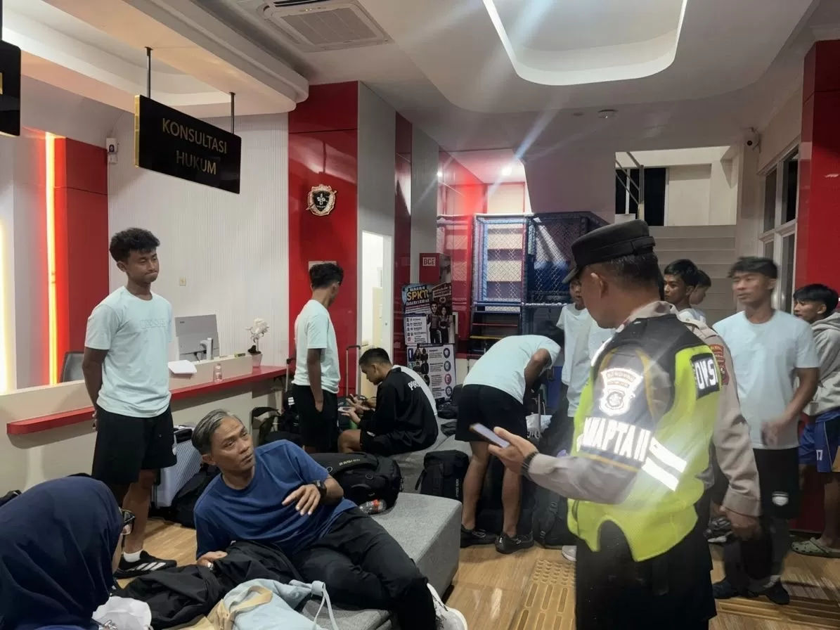 Polisi menangkap seorang pria berinisial BPA (33) yang diduga terlibat dalam perusakan bus rombongan pemain Persib Bandung U-18 di Rest Area KM 360, Kabupaten Batang, Jawa Tengah.  (Lie/Promedia)