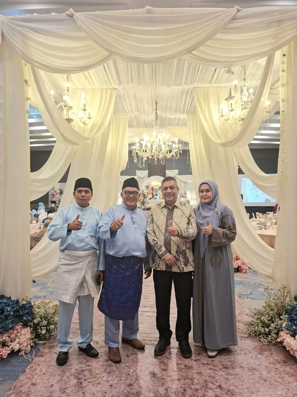 Keterangan Foto: Sejumlah tokoh adat, tokoh masyarakat, dan pejabat turut menghadiri pernikahan Farhan dan Suraya. Tampak hadir Datuk Adil Freddy Haberham, S.E., bergelar Seri Setia Diraja,(foto/Ist)  (Lie)