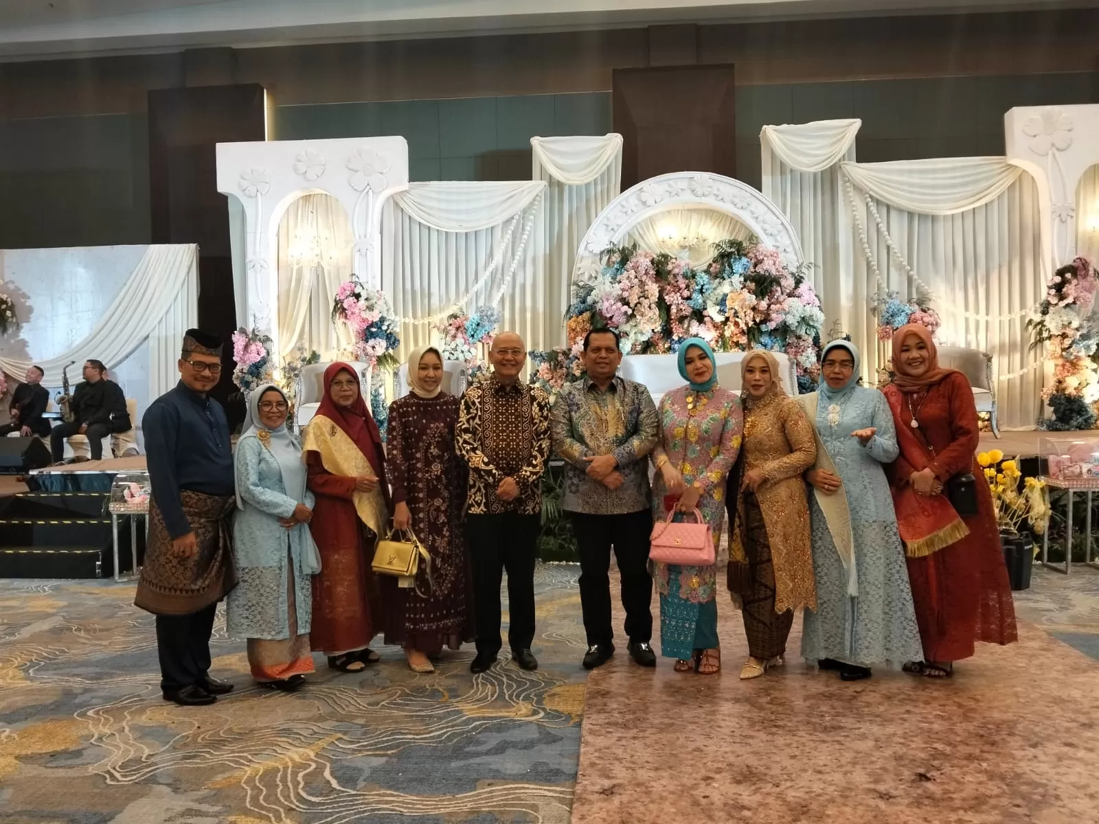 Keterangan foto: H. M. Ali Umri, S.H., M.Kn., dan H. Tengku Ir. Syahmi Johan, M.Si., menjadi saksi pernikahan Farhan dan Suraya yang dihadiri sejumlah tokoh Sumatera Utara. (Lie/Promedia)