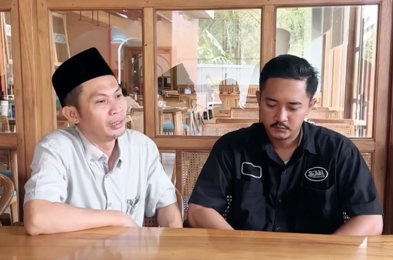 Momen penghulu memberikan klarifikasi terkait video dirinya yang viral di media sosial. (Foto: Threads) (Lie/Promedia)