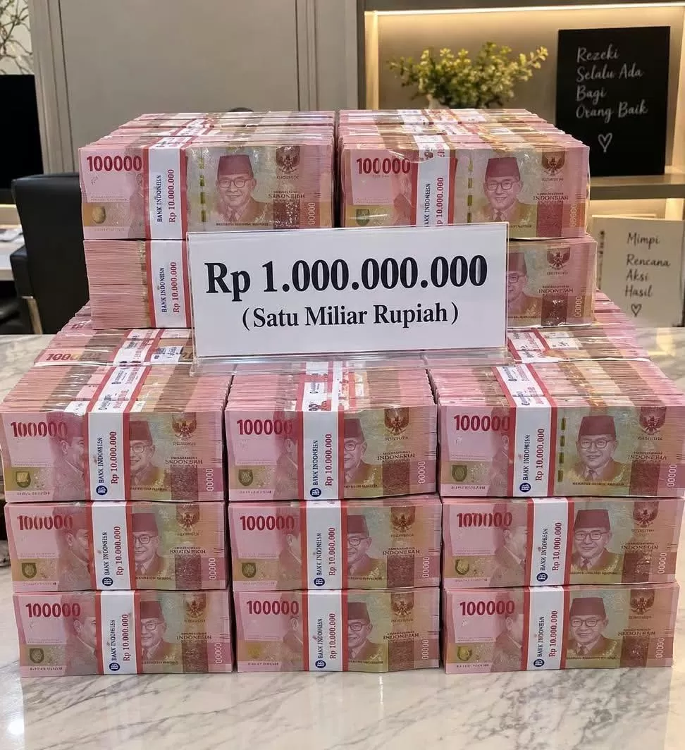 Keterangan foto: Ilustrasi penampakan uang yang disebut bernilai sekitar Rp1 miliar dalam unggahan Lidya Siskawati di Threads. (Lie/Promedia)