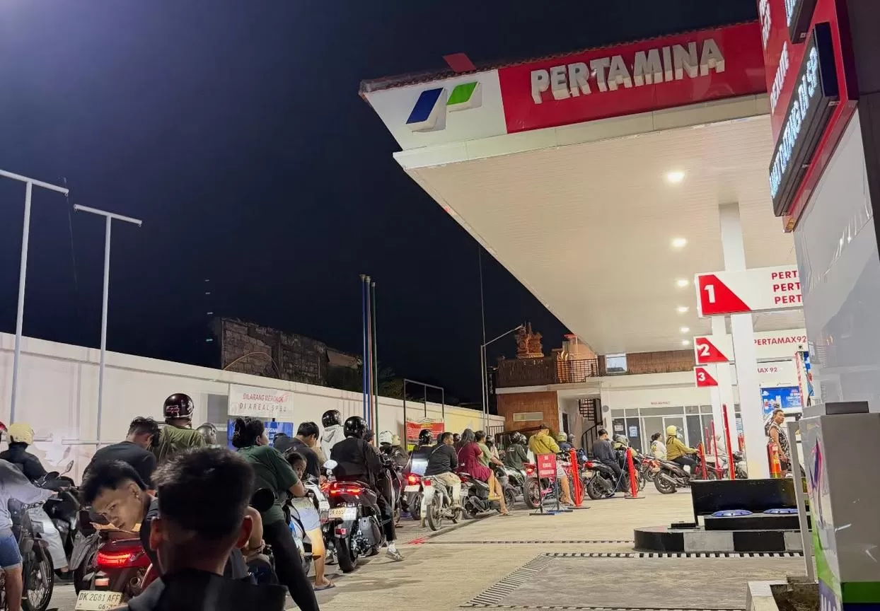 Kondisi antrean kendaraan di salah satu SPBU Pertamina di Bali saat warga kesulitan mendapatkan BBM. (Threads/@dewi**) (Lie/Promedia)