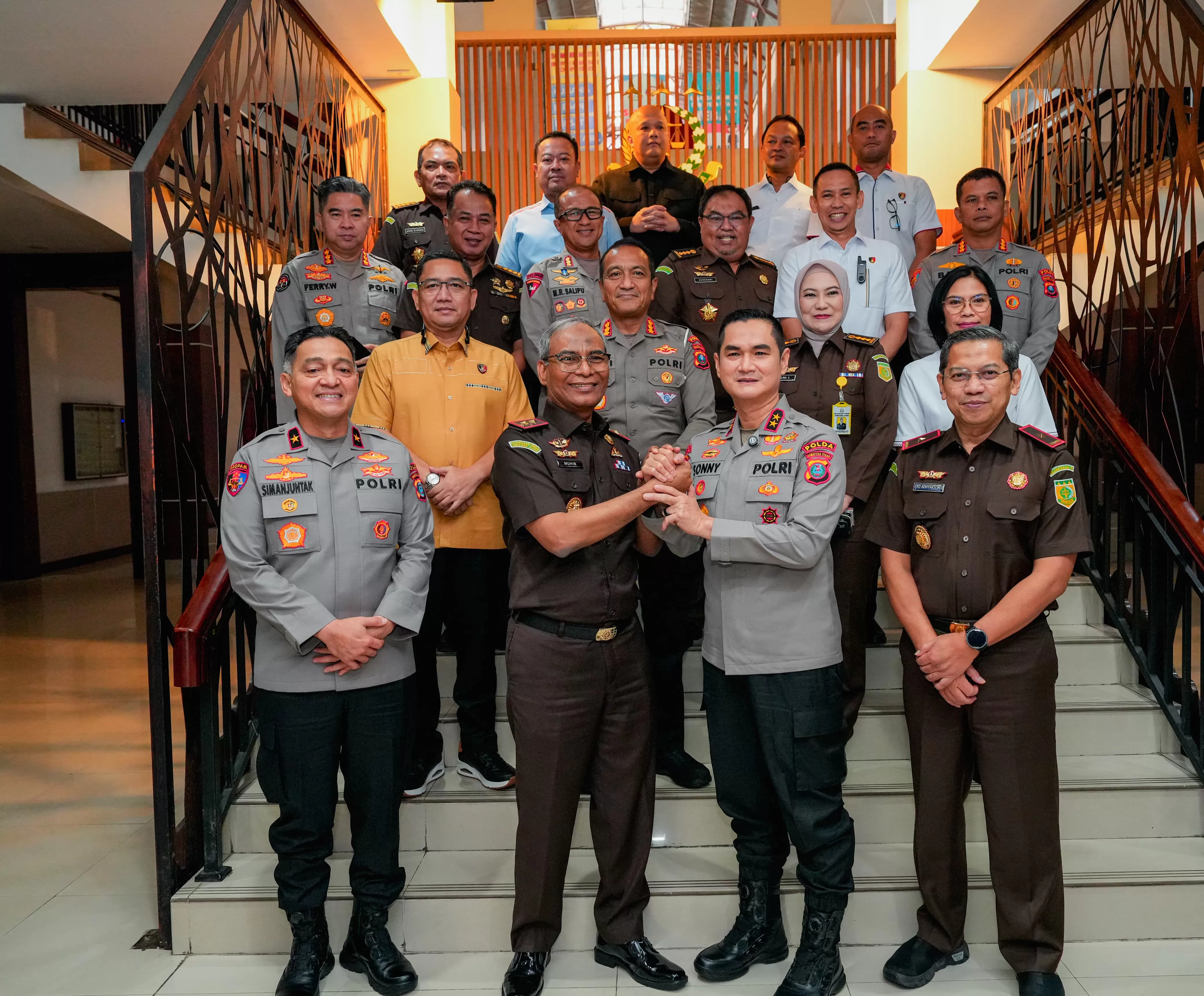 Kepala Kepolisian Daerah Sumatera Utara Irjen Pol. Sonny Irawan, S.I.K., M.H., bersama Wakapolda Sumut Brigjen Pol. Naek Pamen Simanjuntak dan sejumlah pejabat utama Polda Sumut melakukan silaturahmi. (Foto/Lie/Promedia/Ist/doc/himas)