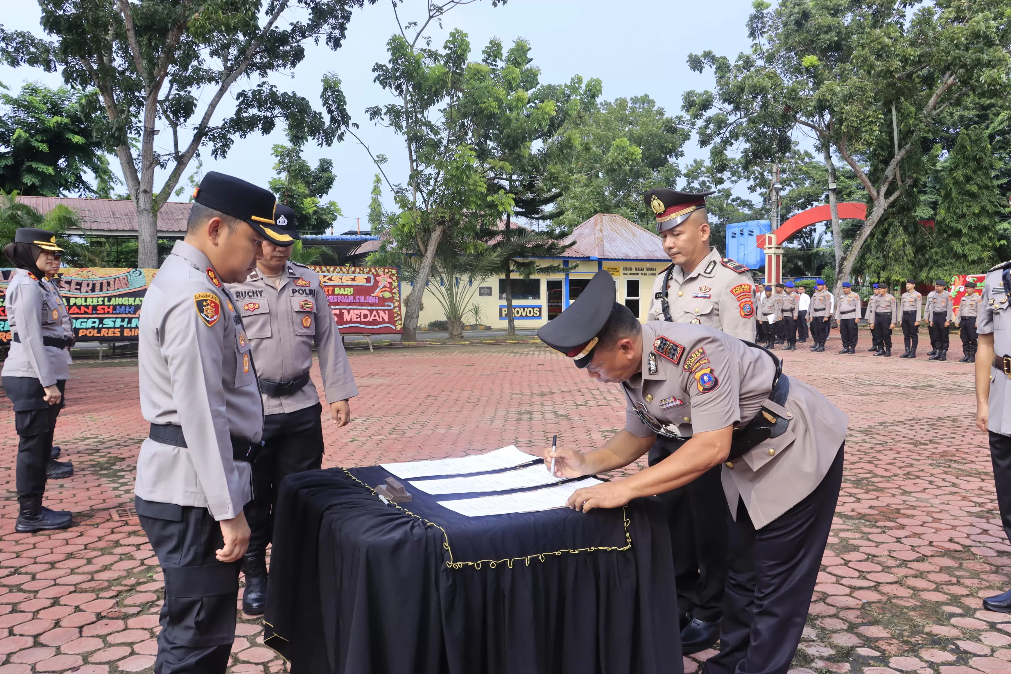 Kapolres Langkat AKBP Hannry PH Tambunan, SE, SIK memimpin upacara serah terima jabatan (sertijab) dan pengambilan sumpah jabatan tiga pejabat di jajaran Polres Langkat, Selasa (13/10/2026) pagi. (Lie/Promedia)