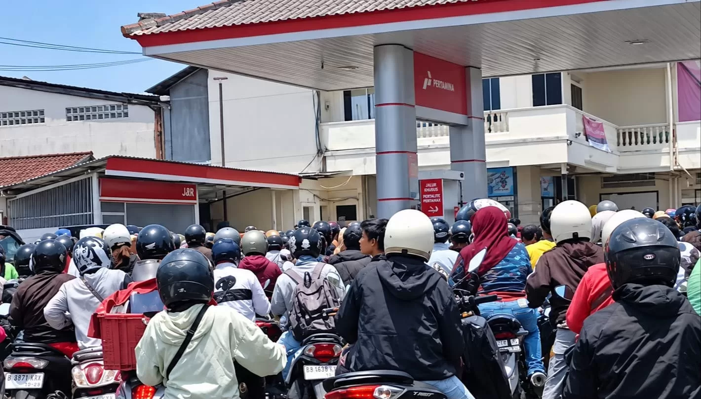 Ilustrasi pengisian BBM di SPBU. Warga Bali mengungkap Pertalite, Pertamax hingga Pertamax Turbo sulit ditemukan (TikTok/@om_enggar). (Lie/Promedia)