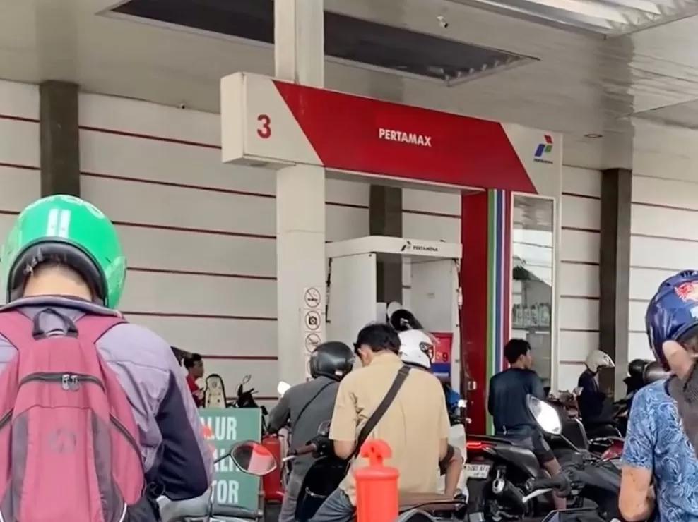 Antrean kendaraan di salah satu SPBU di Bali saat pasokan BBM terganggu. (Threads) (Lie/Promedia)