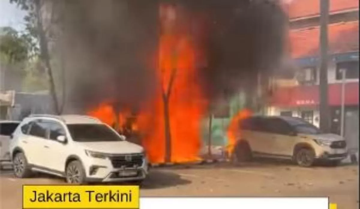 Mobil Terbakar di TIS Square Tebet/Tangkap layar Instagram Jakarta Terkini (Lie/Promedia)