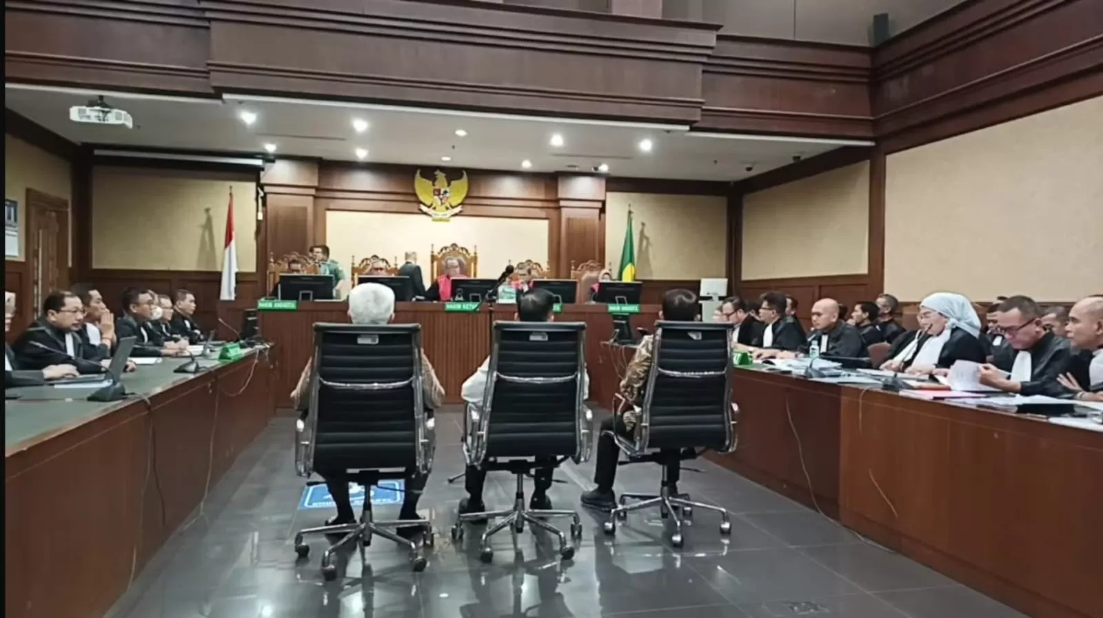 Eks Jampidsus Febrie Adriansyah saat mengikuti persidangan perkara korupsi dan TPPU di Pengadilan Tipikor Jakarta Pusat, Rabu (14/10/2026) (YouTube/@tvhariannasional). (Lie/Promedia)