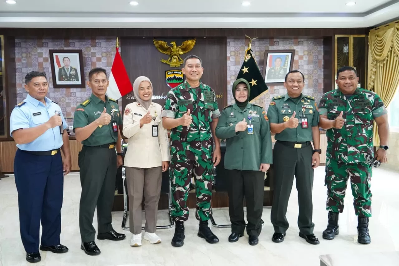 Pangdam I/Bukit Barisan (I/BB) Mayjen TNI Hendy Antariksa menerima kunjungan silaturahmi Dir SDM Kuathan Kementerian Pertahanan (Kemhan) RI Brigjen TNI Eddy Susanto beserta rombongan di Ruang Kerja.  (Lie/Promedia)